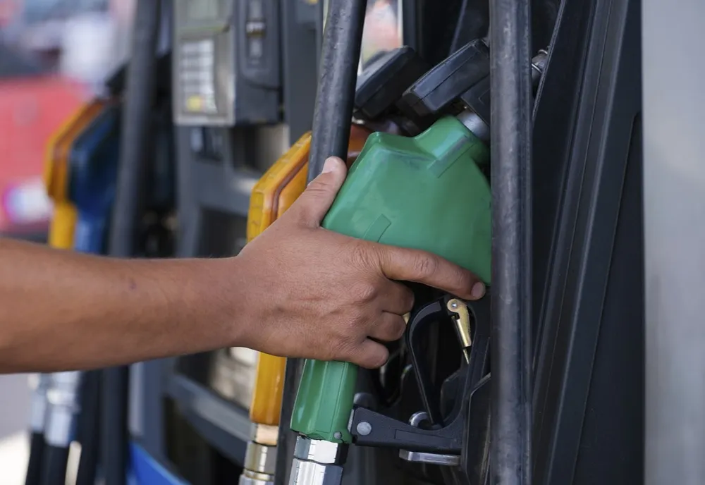 Prețurile la carburanți, compensate de la 1 iulie - Cine nu va beneficia de măsura Guvernului