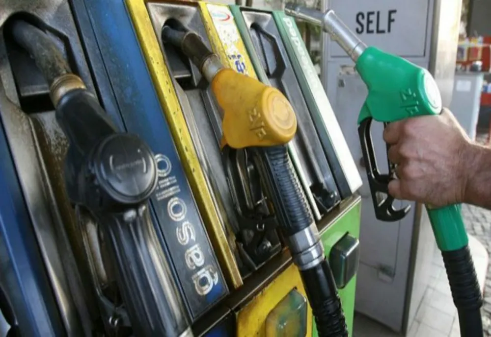 Compensarea prețului la carburanți, prelungită până la sfârșitul anului. Anunțul premierului Nicolae Ciucă
