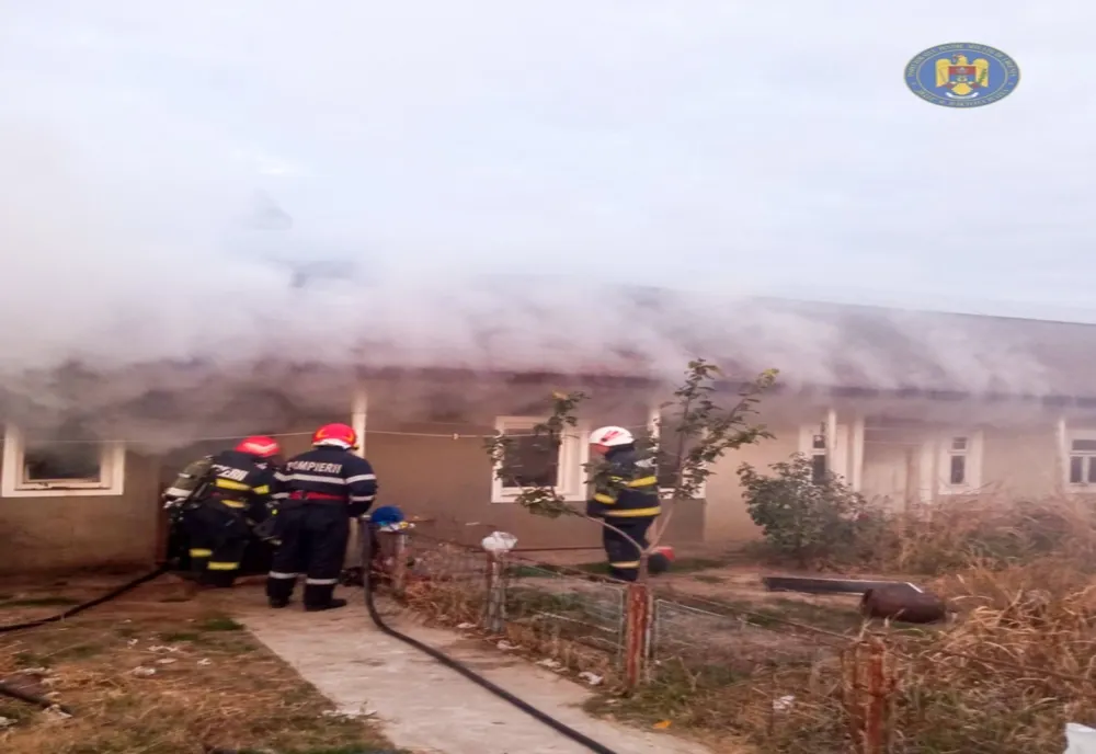 FOTO Bătrână găsită moartă în casă în urma unui incendiu