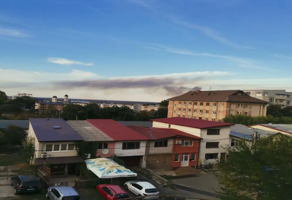 Fum dens în Delta Dunării în urma unui incendiu izbucnit în Ucraina