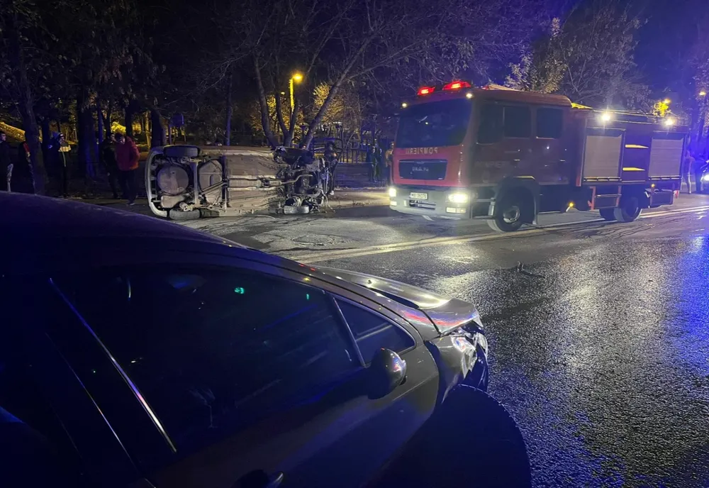FOTO VIDEO Accident spectaculos o mașină răsturnată. patru avariate