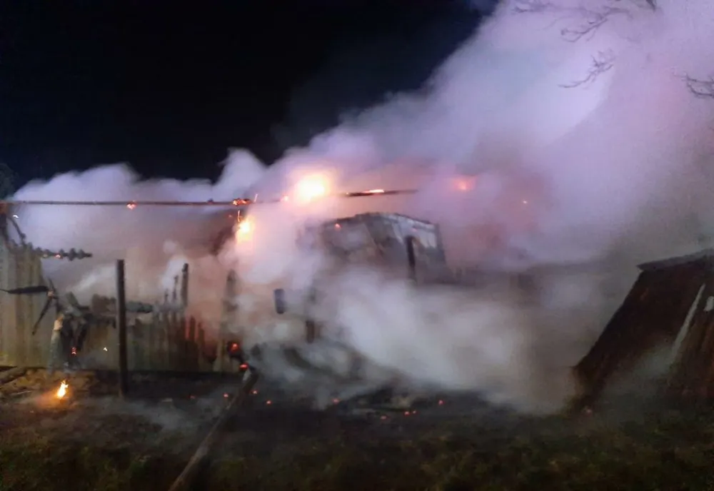 FOTO Incendiu violent cu degajări mari de fum în Stejaru
