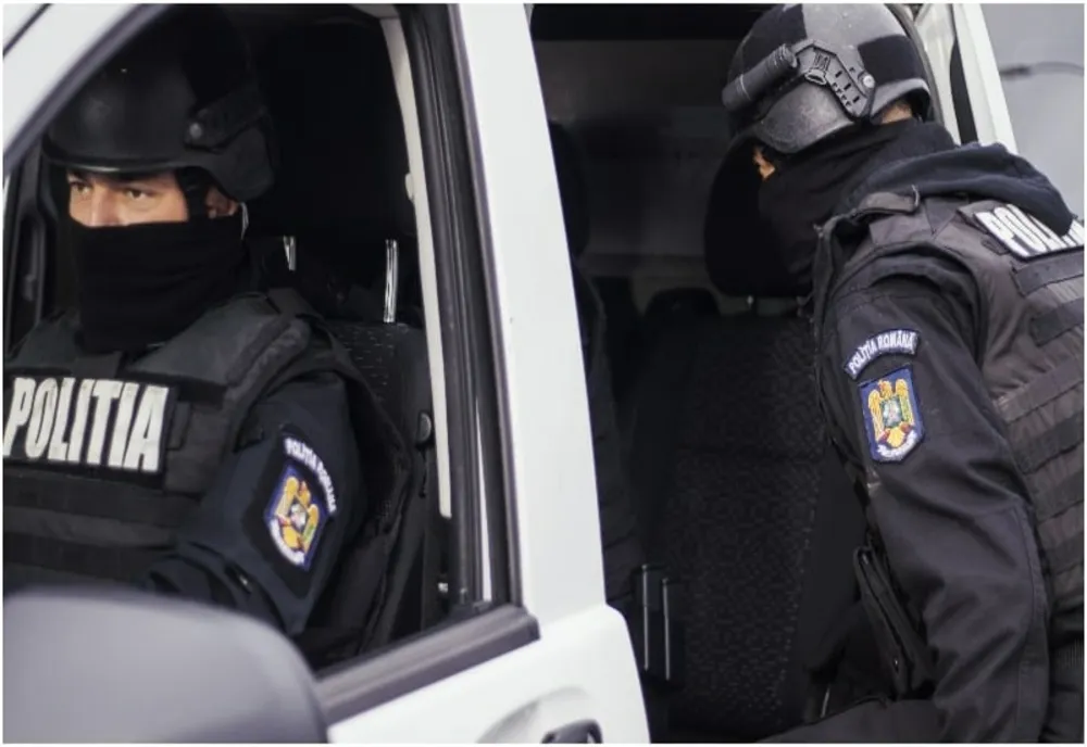 Traficanți de droguri reținuți în Tulcea. Percheziții de amploare