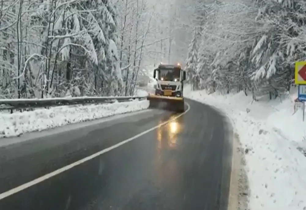 Primele ninsori în zonele montane din Moldova: utilaje pe șosele și atenționare pentru șoferi