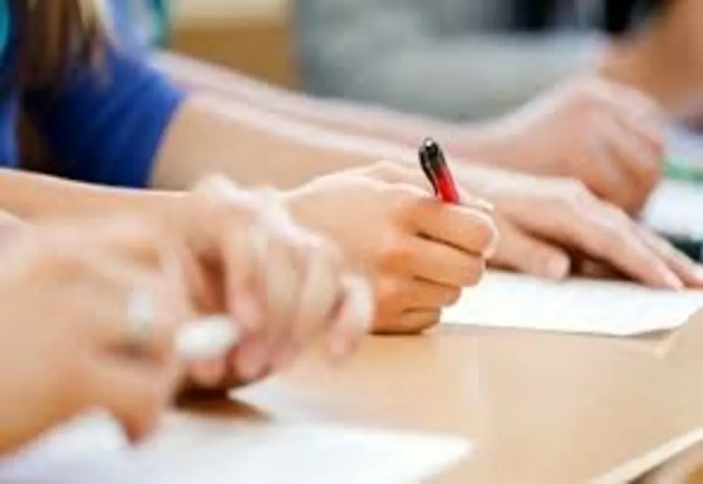 Ministerul Educației recunoaște că aproape 8.500 de elevi cu media sub 5 iau bursă de merit