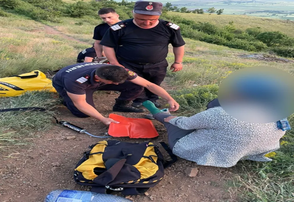 VIDEO Misiune contratimp. Turistă rănită, salvată de pompieri din Munții Măcinului