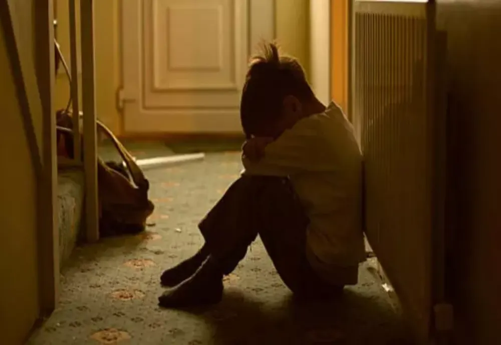 Un copil cu autism a fost agresat de colegii de clasă