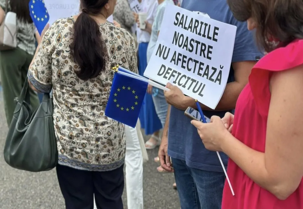 SINDICALIŞTII CER GUVERNULUI SĂ RETRAGĂ DE URGENŢĂ PROIECTUL PRIVIND REDUCEREA CU 40.000 A POSTURILOR DIN ADMINISTRAŢIE