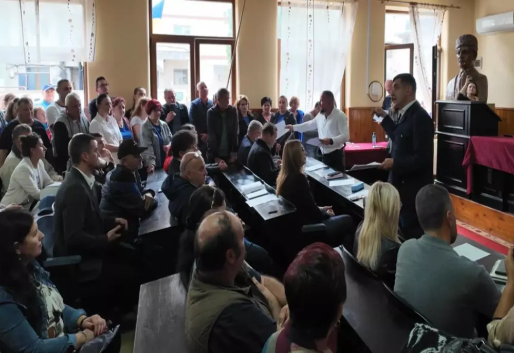 GEORGE SIMION, ÎN MIJLOCUL ROMÂNILOR DIN BRAD, DAȚI AFARĂ DE LA FABRICĂ. ”CER INTERVENȚIA PREMIERULUI ȘI A MINISTRULUI ECONOMIEI”