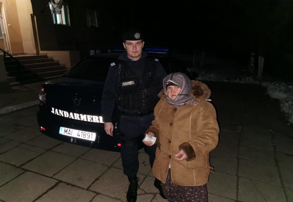 Femeie a străzii salvată de jandarmi