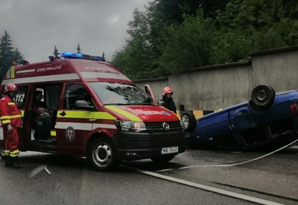 Doi soți din Tulcea s-au răsturnat cu mașina în Pasul Mestecăniș FOTO