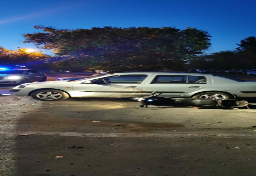 La un pas de tragedie. Tânăr pe scuter, lovit de mașină