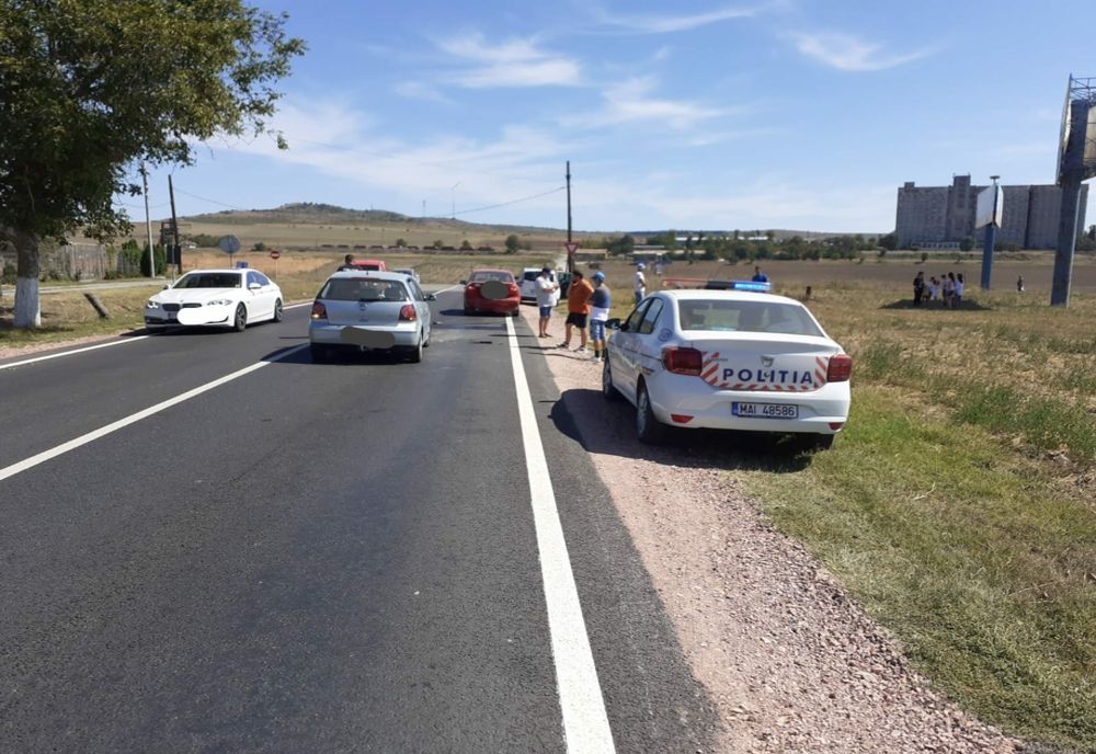 Carambol cu trei mașini, pe un drum din județul Tulcea