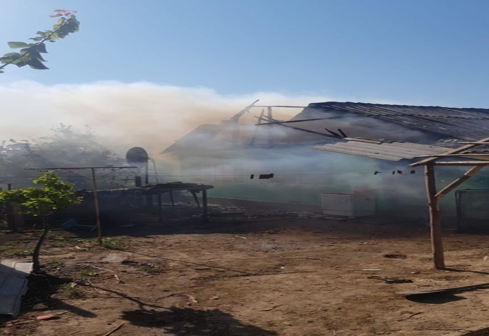 FOTO| Arde o casa din Lunca. Pompierii au fost alertați