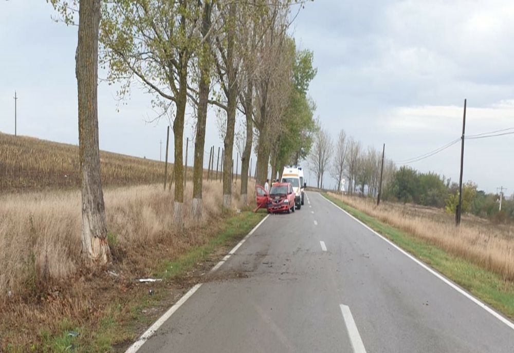 Nu a adaptat viteza și a intrat cu mașina în copac