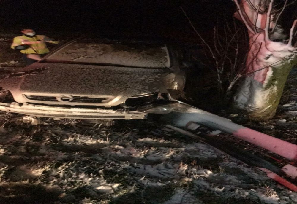 Bărbat, rănit și transportat la spital, după ce a intrat cu mașina într-un copac