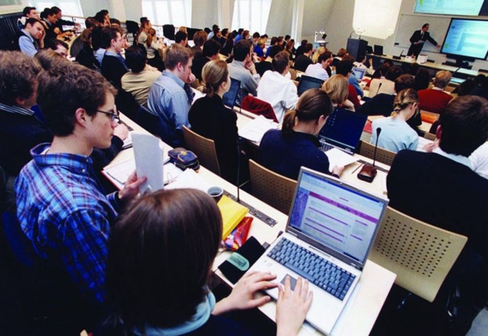 VIDEO - O profesoară, filmată în timp ce-și umilea studenții - A fost pornită o anchetă