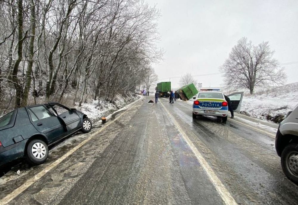 Impact frontal între un autocamion și un autoturism. Două persoane rănite