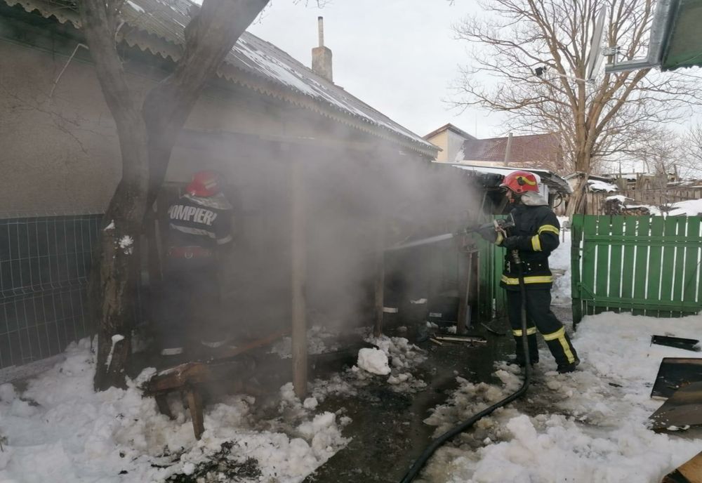 FOTO Incendiu casă în Cataloi. De la ce au pornit flăcările