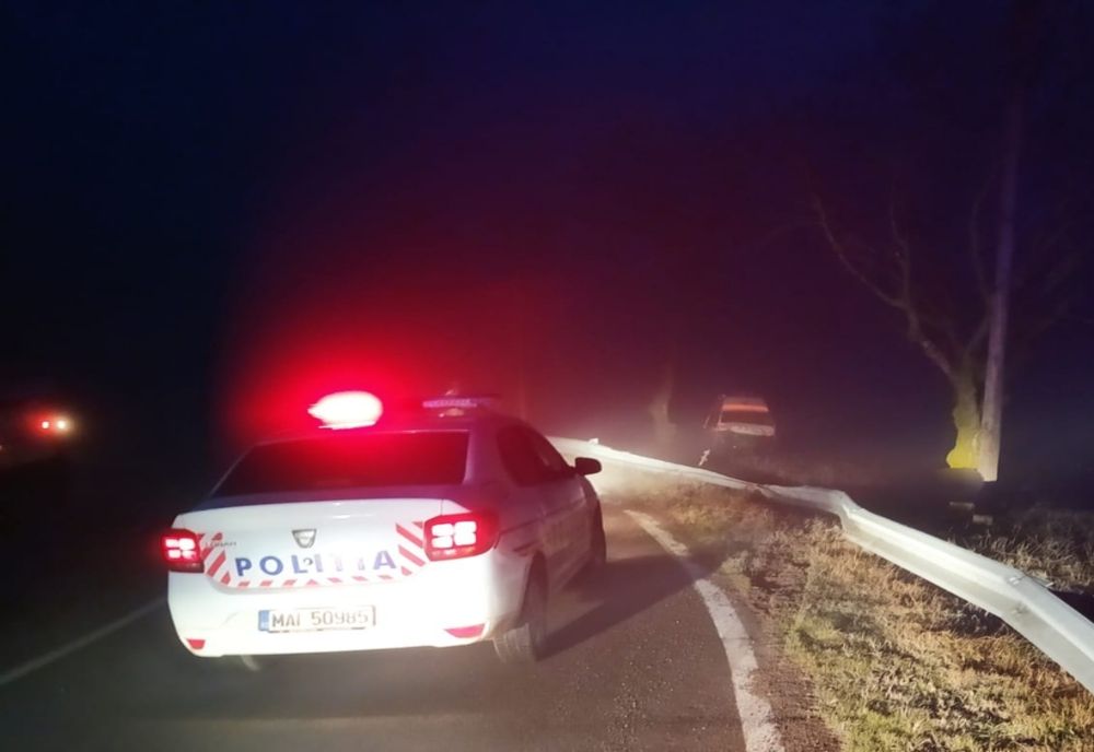 Ambulanță în misiune, implicată într-un accident. Șoferul și o asistentă au fost răniți