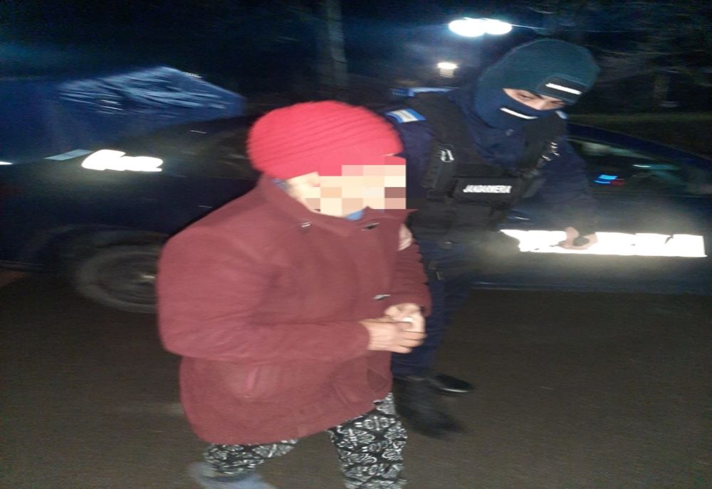 Femeie pierdută pe stradă, dusă acasă în siguranță de jandarmi