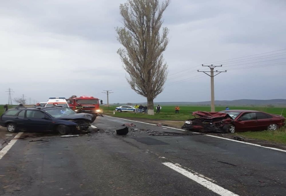 FOTO Accident grav din cauza unei depășiri periculoase. Două victime