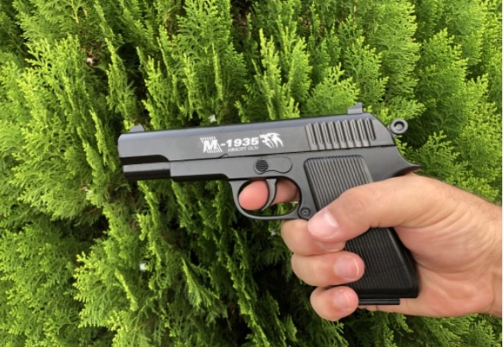 A tras cu un pistol de tip AIR SOFT și a rănit doi tineri