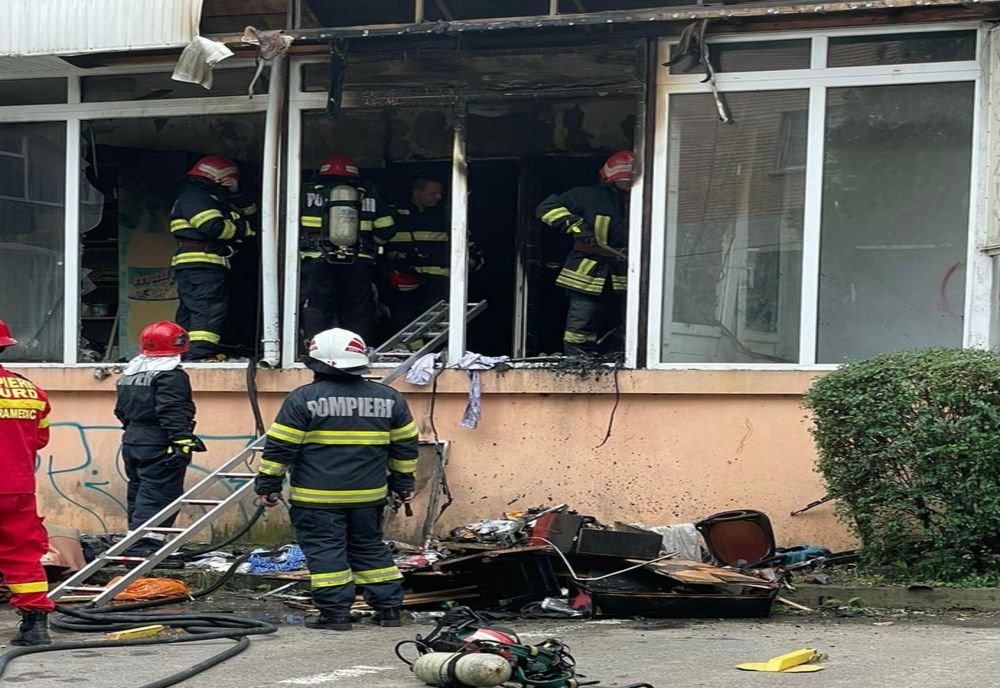 FOTO Incendiu violent într-un bloc din Tulcea. O persoană rănită