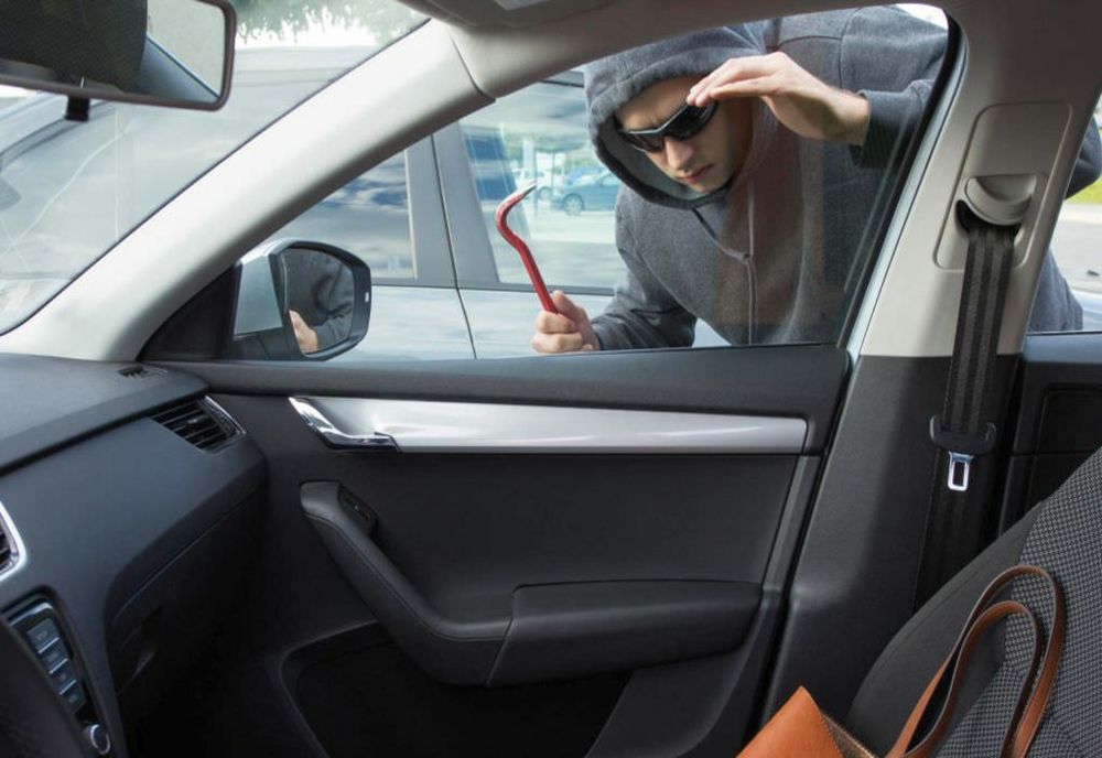 Hoț din autoturisme prins la Babadag