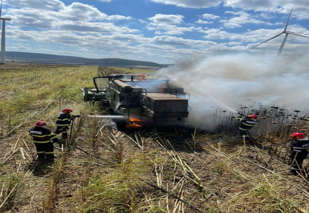 VIDEO Combină în flăcări pe câmp