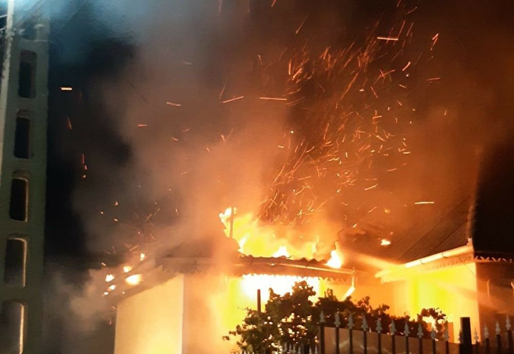 A murit carbonizat după ce casa i-a fost cuprinsă de flăcări