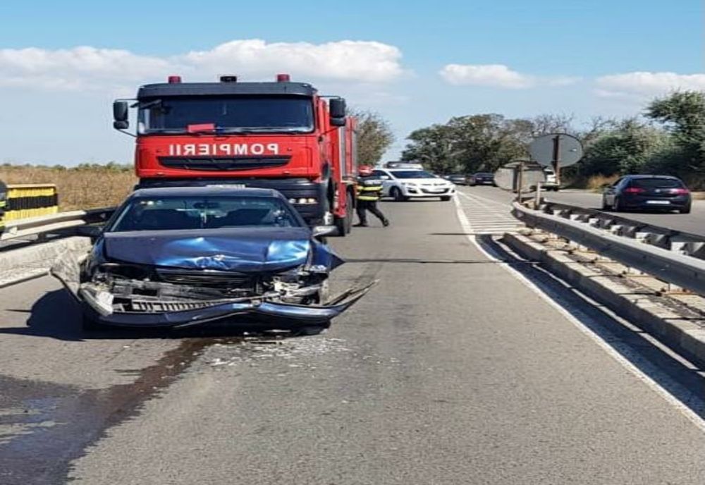 FOTO Carambol cu două autoturisme și un microbuz pe DN22