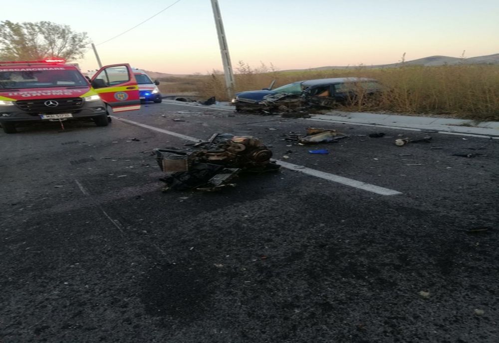 FOTO Două mașini s - au făcut praf după ce s-au ciocnit pe DJ229