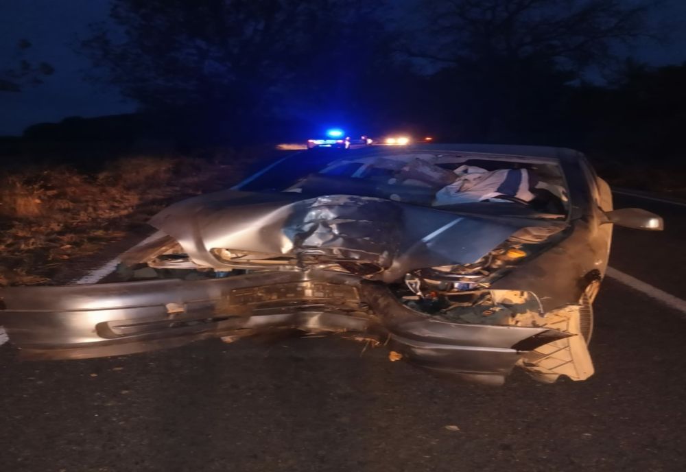 Fără permis, a intrat cu  mașina în copac