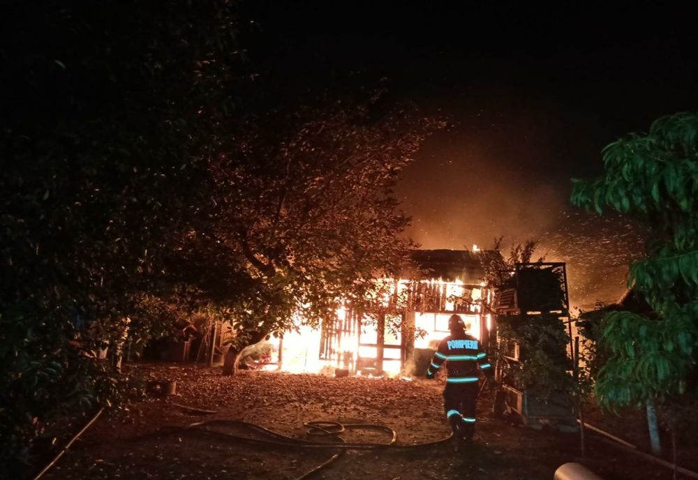 FOTO Incendiu violent în Mineri