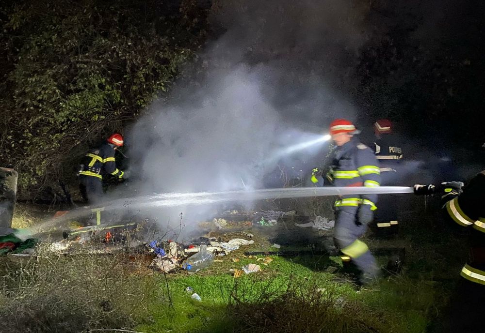 FOTO 100 kilograme deșeuri menajere făcute scrum. Unde au intervenit pompierii