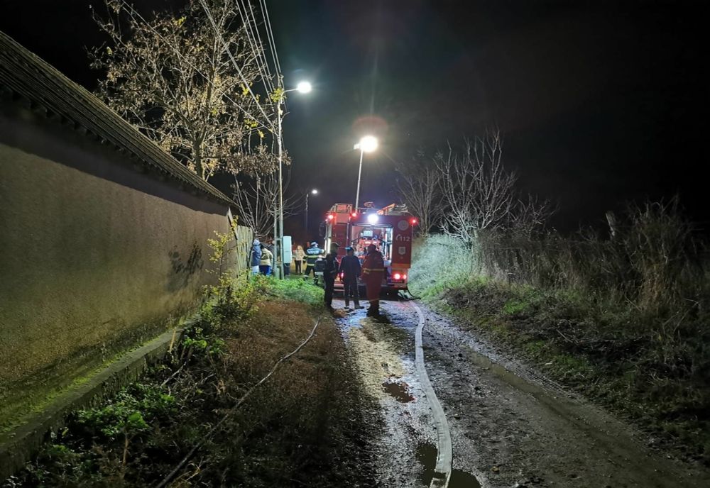 VIDEO FOTO Casă în flăcări la Beștepe. Bărbat transportat la spital cu arsuri pe față și mâini