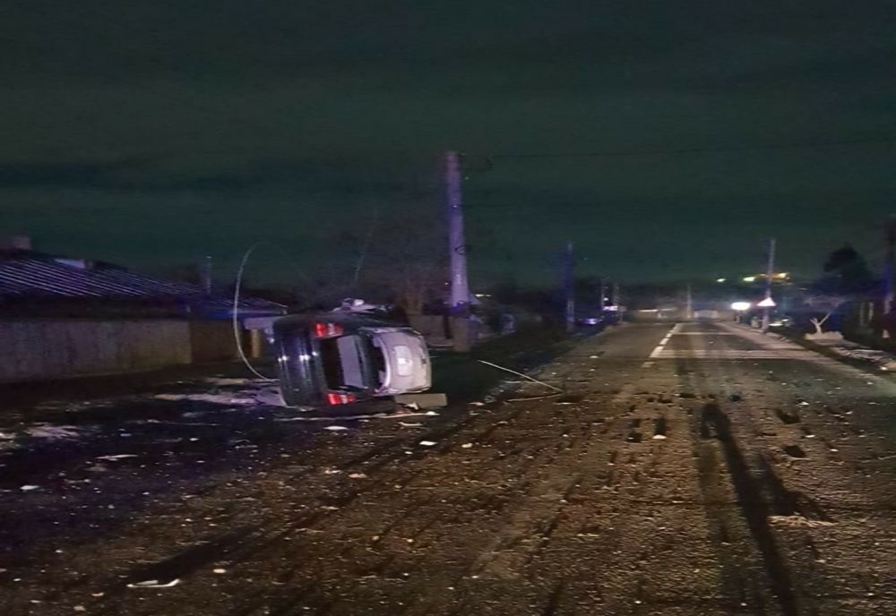 FOTO Șofer de 19 ani a intrat cu mașina în stâlp