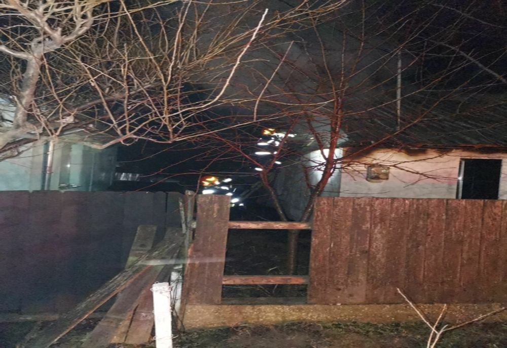 FOTO O femeie a murit carbonizată după ce casa i-a luat foc