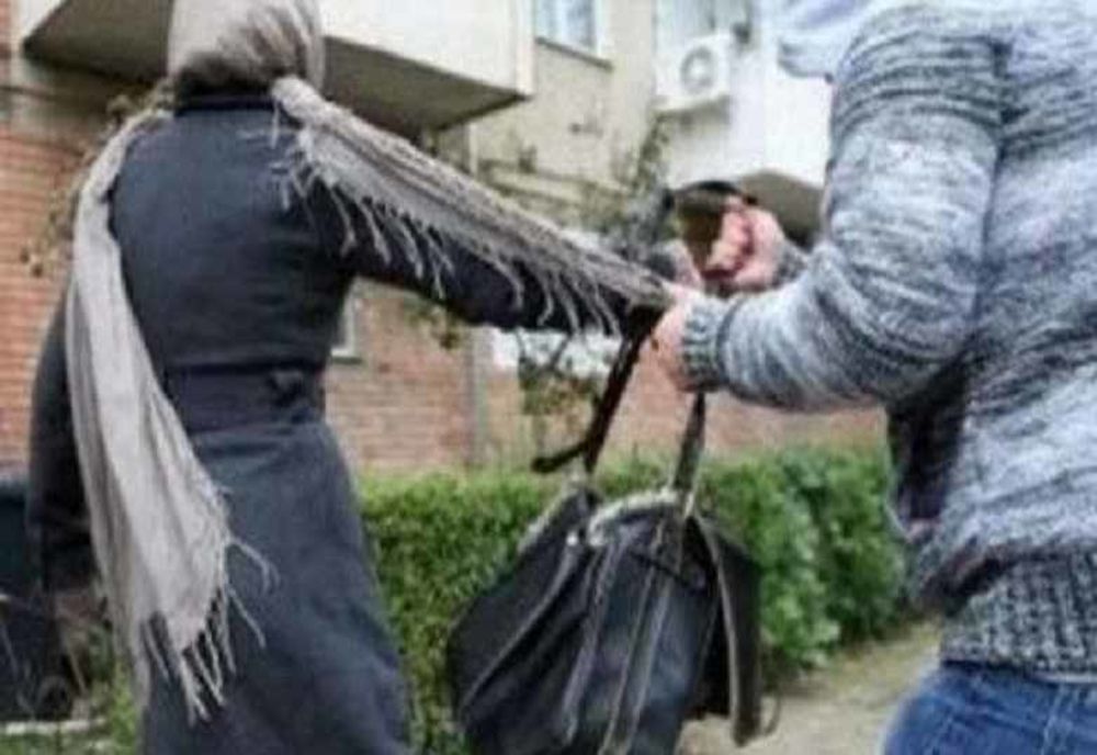 Trei minori au tâlhărit o femeie pe stradă, în plină zi