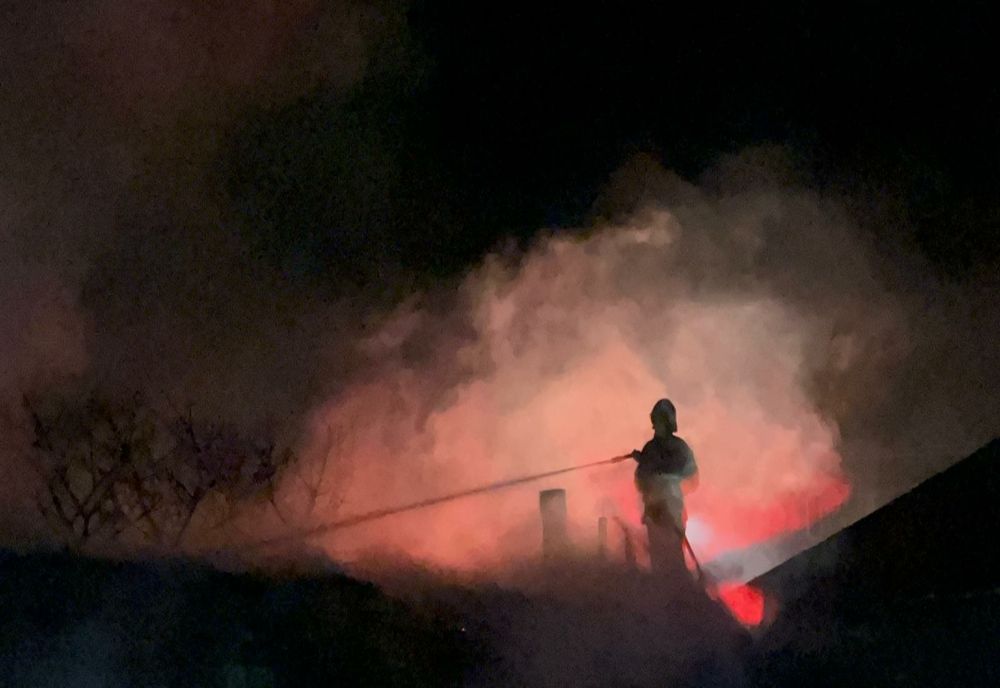 VIDEO Incendiu violent la Sarinasuf. Case salvate de pompieri