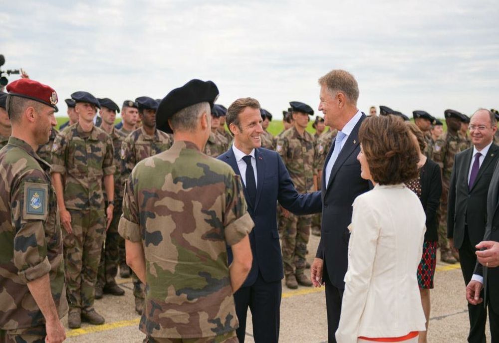 Emmanuel Macron și-a petrecut noaptea într-un cort militar din Baza Mihail Kogălniceanu