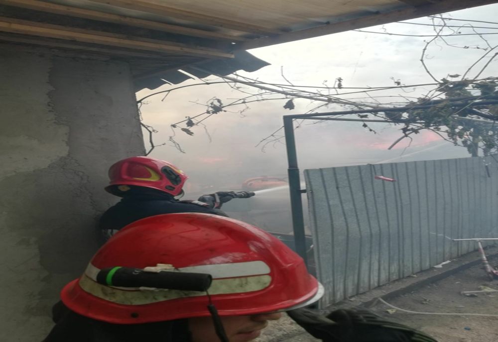 FOTO  Casă cuprinsă de flăcări în Mihail Kogălniceanu