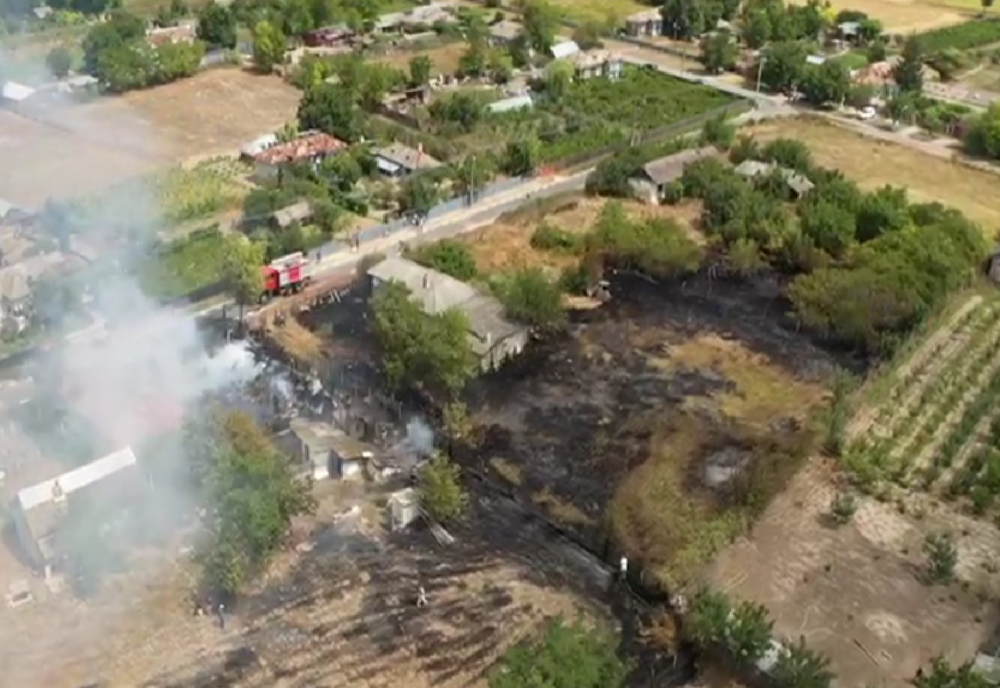 VIDEO Incendiu de vegetație uscată. Case salvate la limită de pompieri