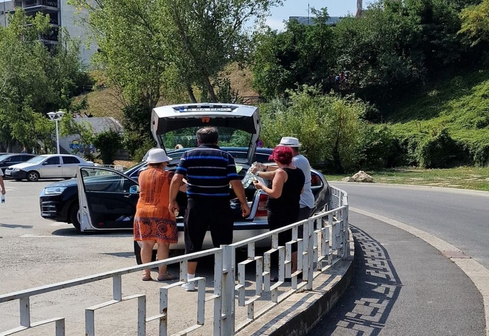 Vacanță cu buget redus pe Litoral. Turiștii care vin cu butelia în concediu ca să facă ciorba la pensiune și mănâncă din portbagaj