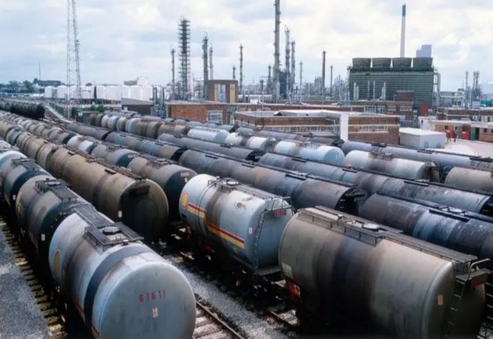 Recesiune economică scade cotațiile la petrol. În România, carburanții înregistrează scăderi ușoare