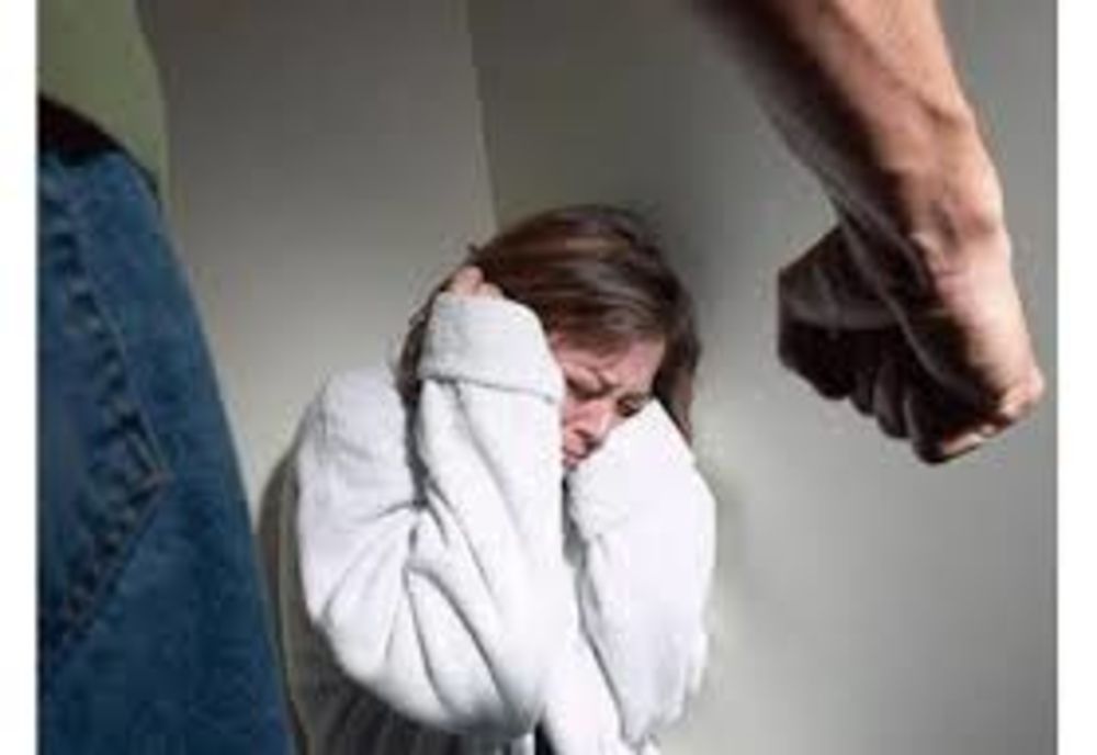 Femeie salvată de jandarmi din mâinile soțului violent