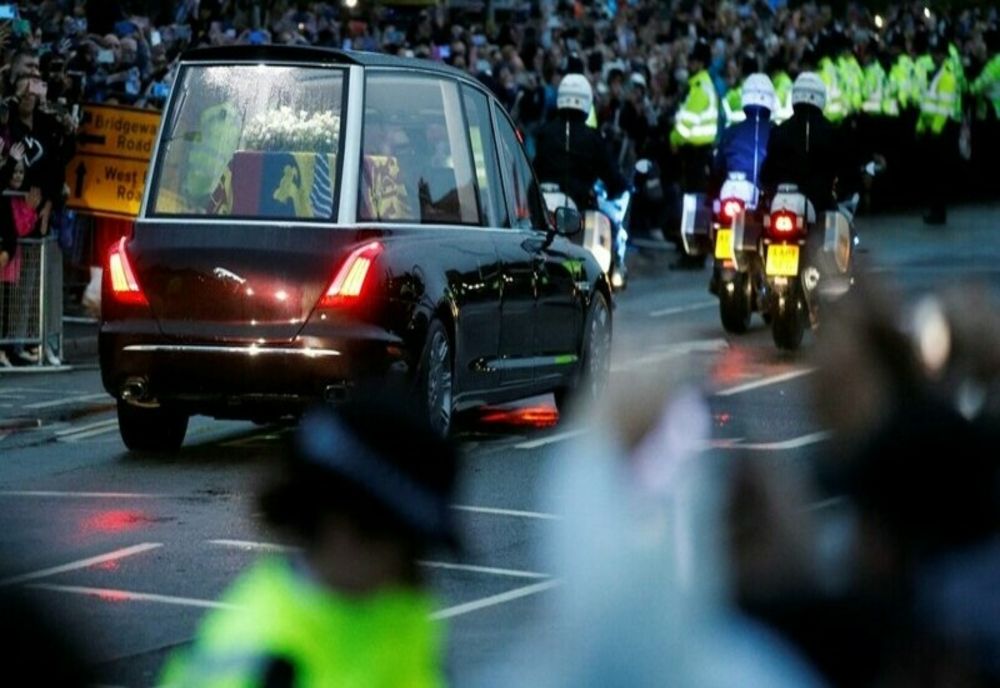 Un militar scoțian de la priveghiul Reginei Elisabeta a II-a a leşinat la schimbarea gărzii