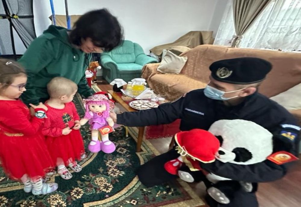 FOTO Ștafeta Faptelor Bune. Jandarmii tulceni, spiridușii lui Moș Crăciun