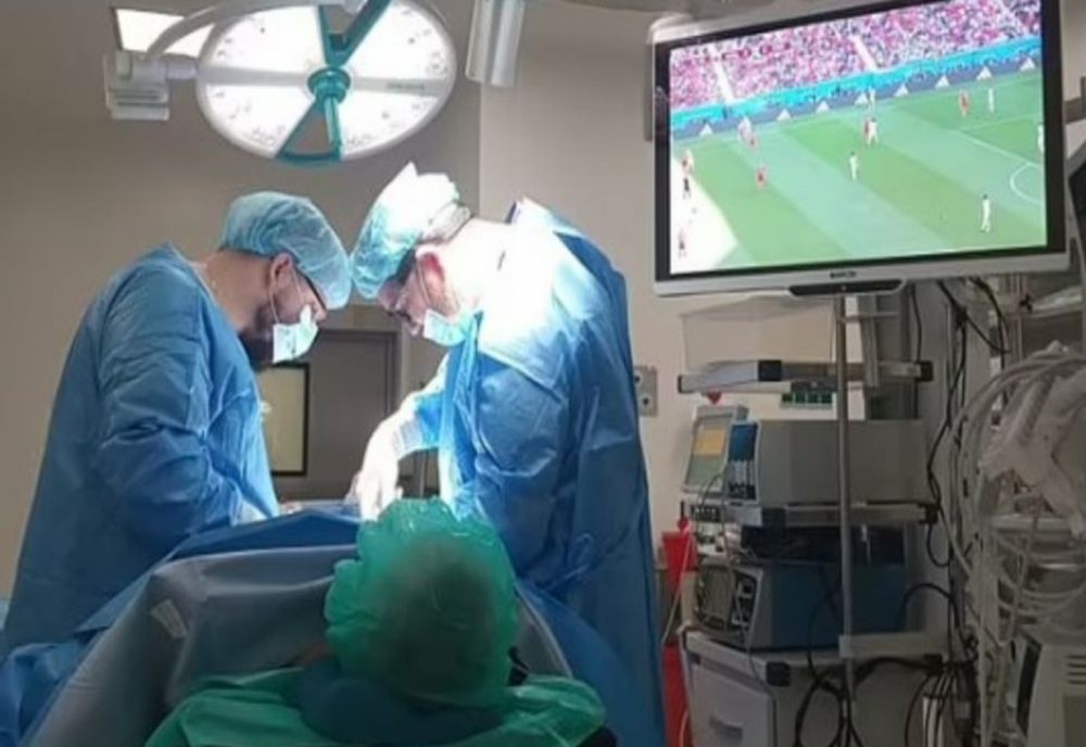 Fan adevărat! A urmărit meciul de fotbal de pe masa de operații